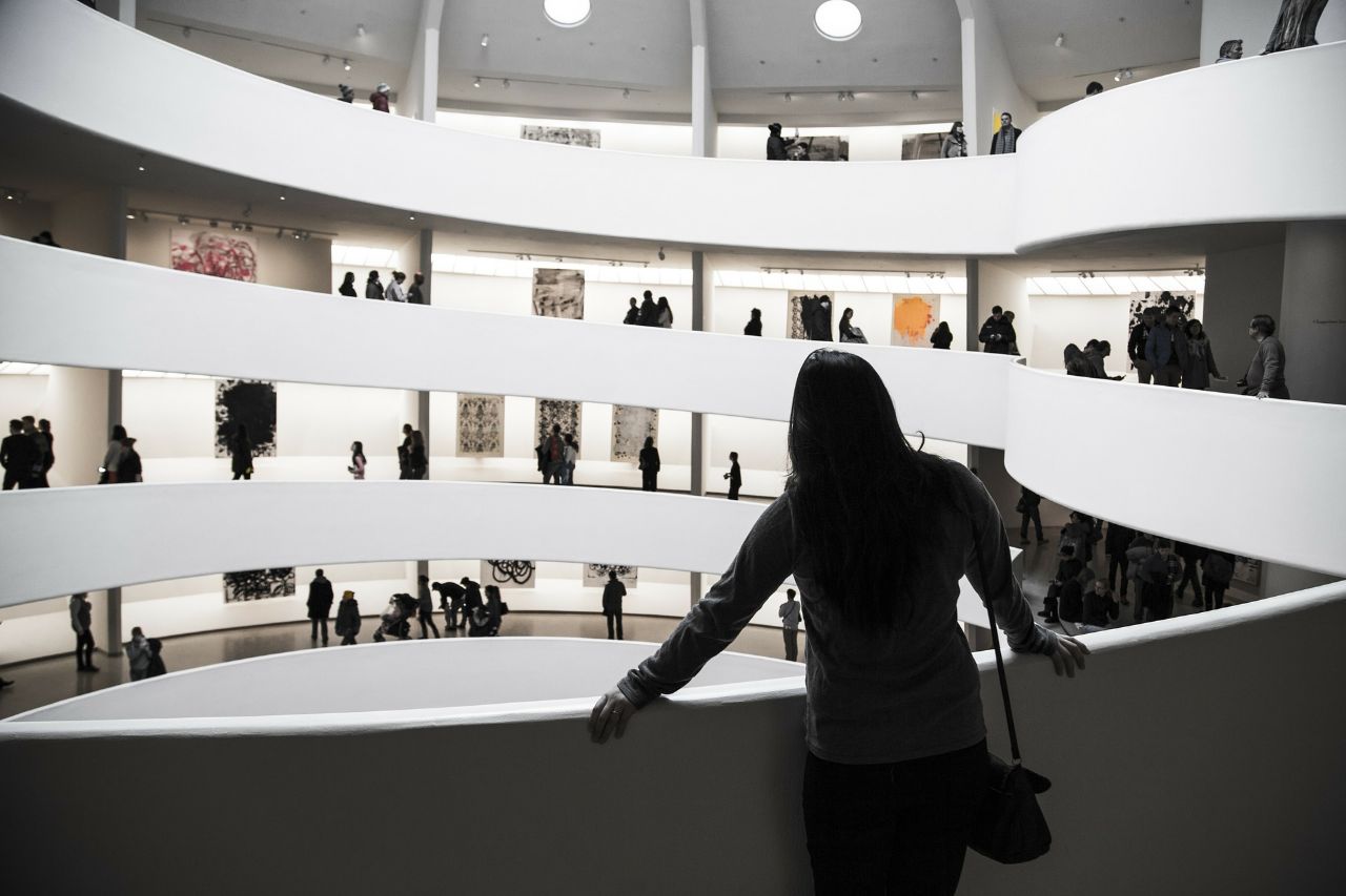 Sufre un infarto en un museo y no funciona el desfibrilador