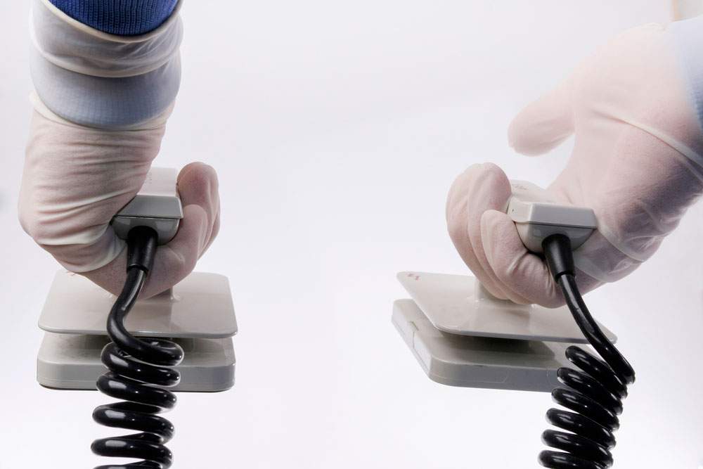 ¿Cuáles son las diferencias entre desfibrilador DEA y DESA?